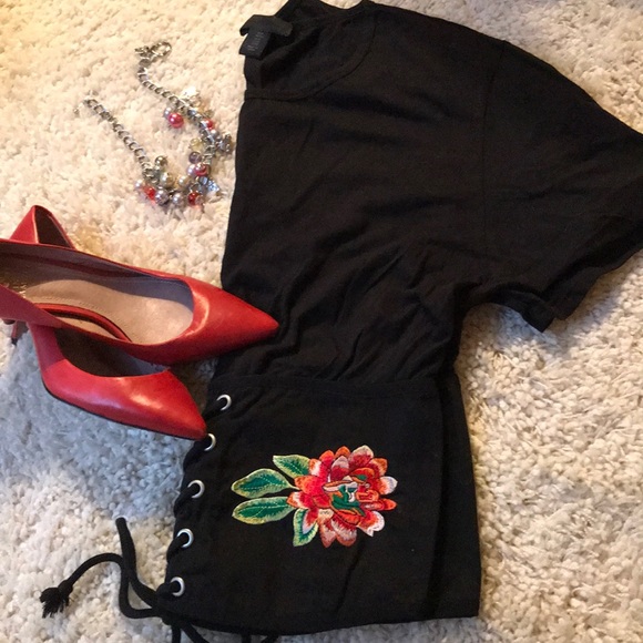 πΊHost PickπΊ Laced Up Embroidered Top - Picture 7 of 9